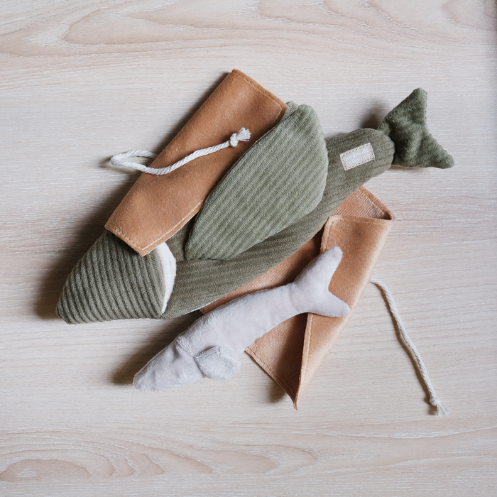 FLYING FISH // ENRICHMENT DOG TOY // SNUFFLE TOY